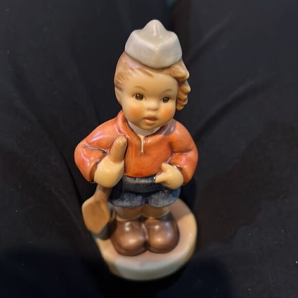 Hummel Figurine “First Mate” Exclusive Edition for Club Members - Picture 6 of 7